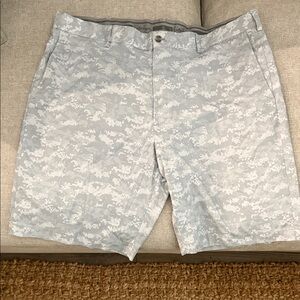 Walter Hagen Folds off Honor collection Light Gray Camouflage Cargo Shorts